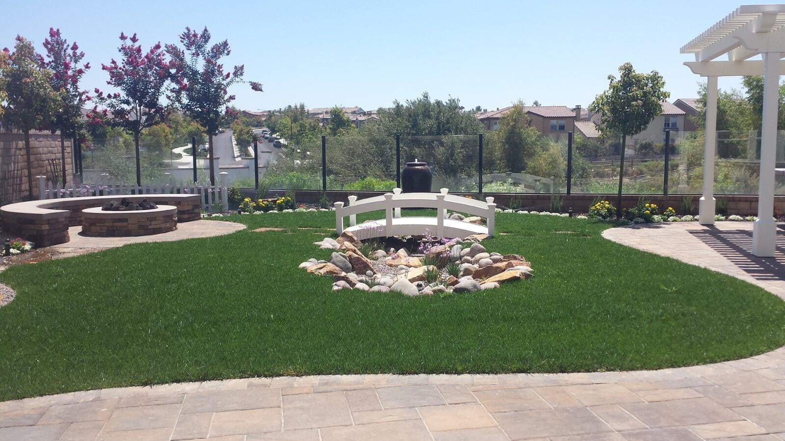 Spa with negative edge water feature